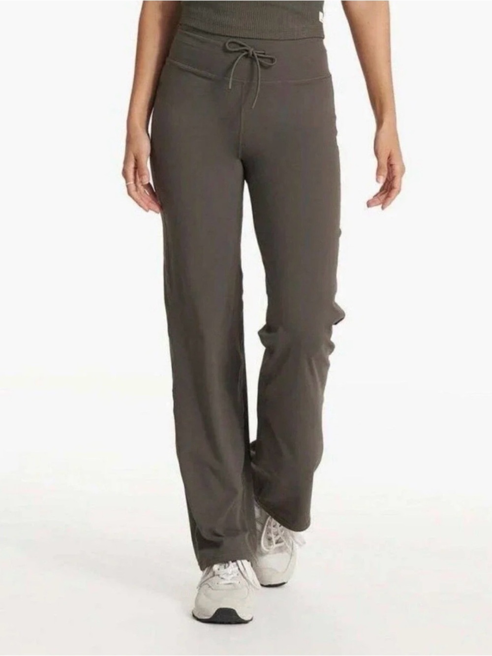 Vuori Daily Wide leg pants in Olive green Sz S